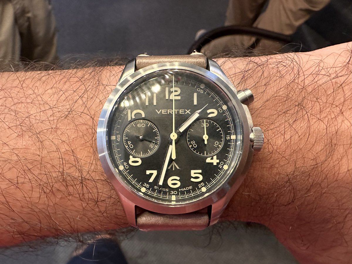 thelanjampod's tweet photo. The Vertex MP45 Heritage Chronograph - a patinated version of the MP45 Chrono. Imagine a killer military Chronograph stepping out of a Time Machine
#vertex #vertexmp45heritage #vertexmp45 #watches @VertexWatch https://t.co/Az4YqwrQHo