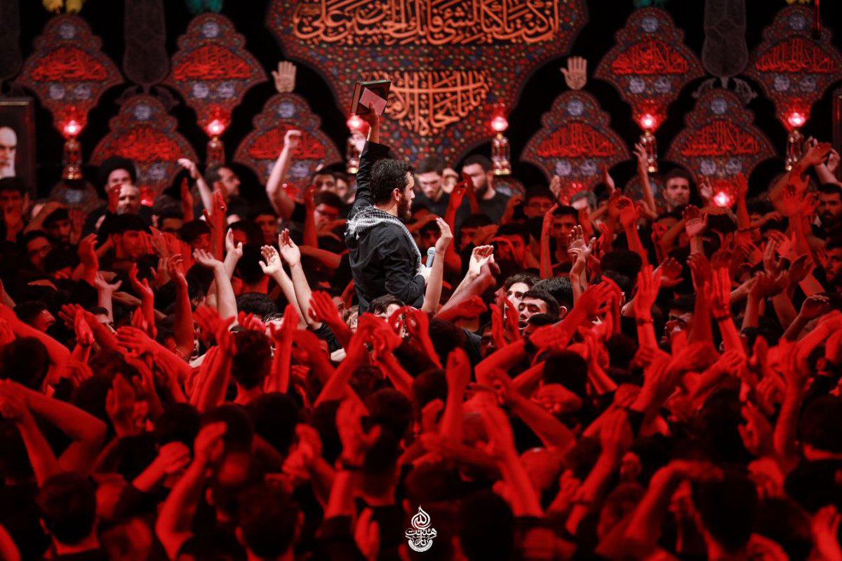 seyyedoona's tweet photo. روزی که پیامبر اکرم حدیث ثقلین رو فرمودند و قرآن و اهل بیت رو بین امتشون به امانت گذاشتند هیچکس فکرشو نمی کرد که ١۴٠٠ بعد مردمانی بیرون از سرزمین حجاز، اینجور مدافع قرآن و اهل بیت پیامبر اسلام باشند!
تازه این اسلامی بود که خیلی ها میخواستند خاموشش کنند! https://t.co/fhzIGESHOF