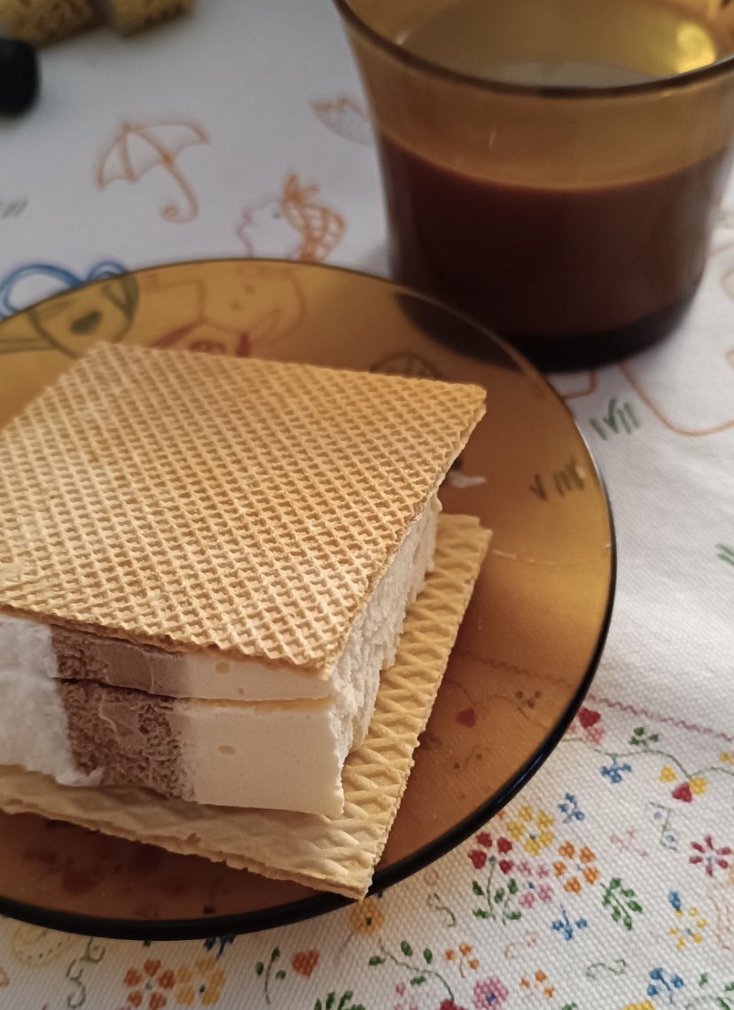 YofuiaEGB's tweet photo. La RAE ha incluido en el Diccionario de la Lengua Española la acepción para «corte» de ‘trozo de helado que se corta de una barra y se come entre dos galletas’ @RAEinforma https://t.co/G3nNddsO5j