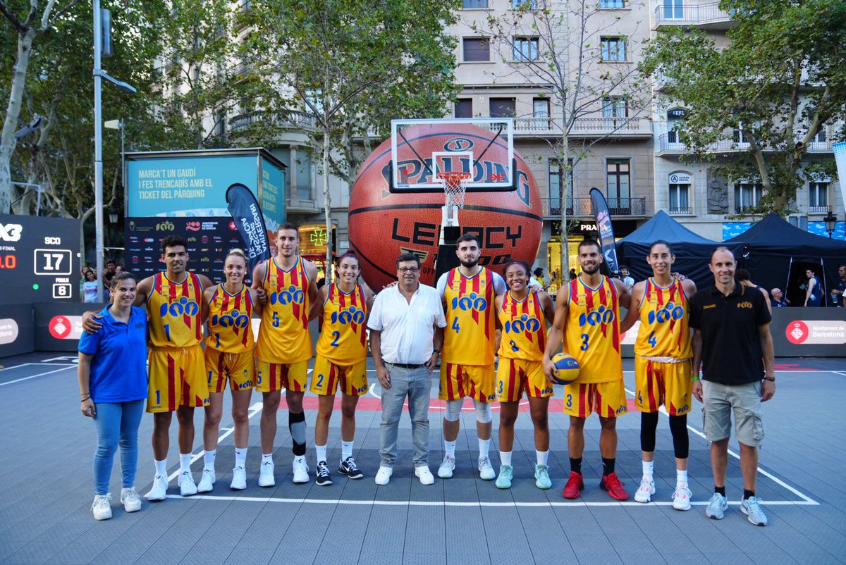 #3x3basquet🏀 / Les Seleccions Catalanes Absolutes de 3x3 amb Ferran Aril, President de l'FCBQ, en el marc del 3x3 URBAN FEST Copa Centenari al Passeig de Gràcia de #Barcelona.

💯 #a100ambelBàsquet🏀

➡️ basquetcatala.cat/noticies/10211