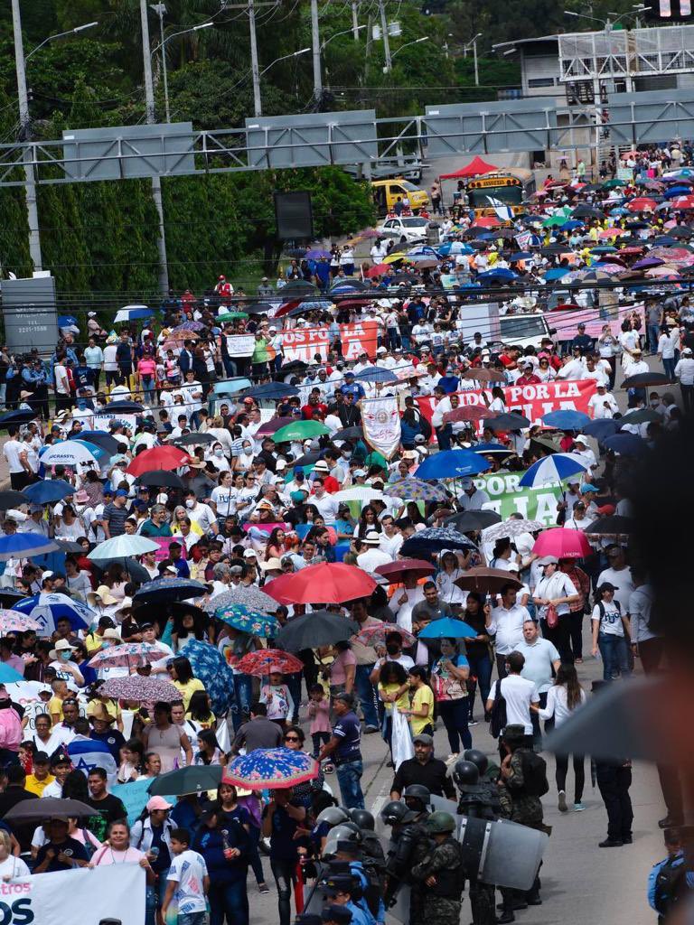 HoyMismoTSI's tweet image. #Honduras Multitudinaria marcha a favor de la niñez y la familia en Tegucigalpa.