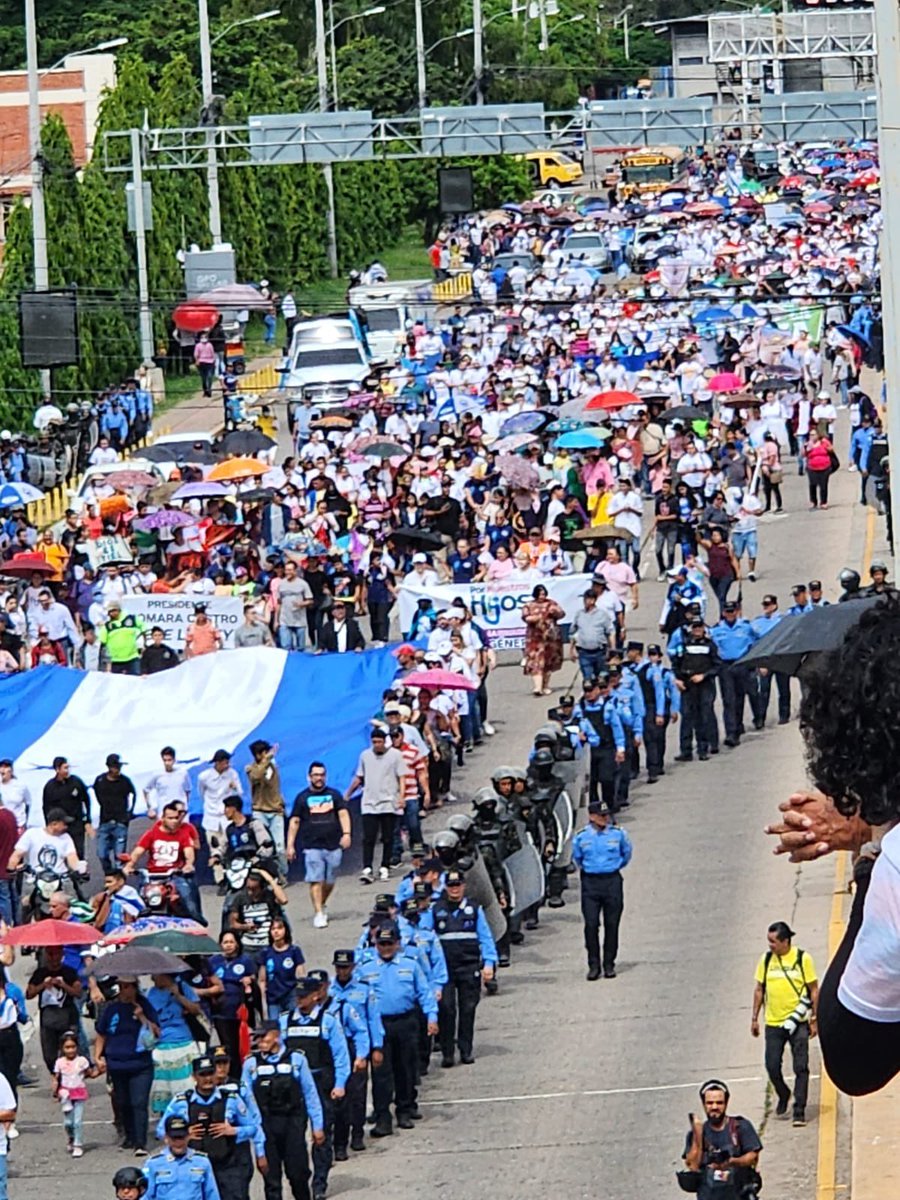 HoyMismoTSI's tweet image. #Honduras Multitudinaria marcha a favor de la niñez y la familia en Tegucigalpa.