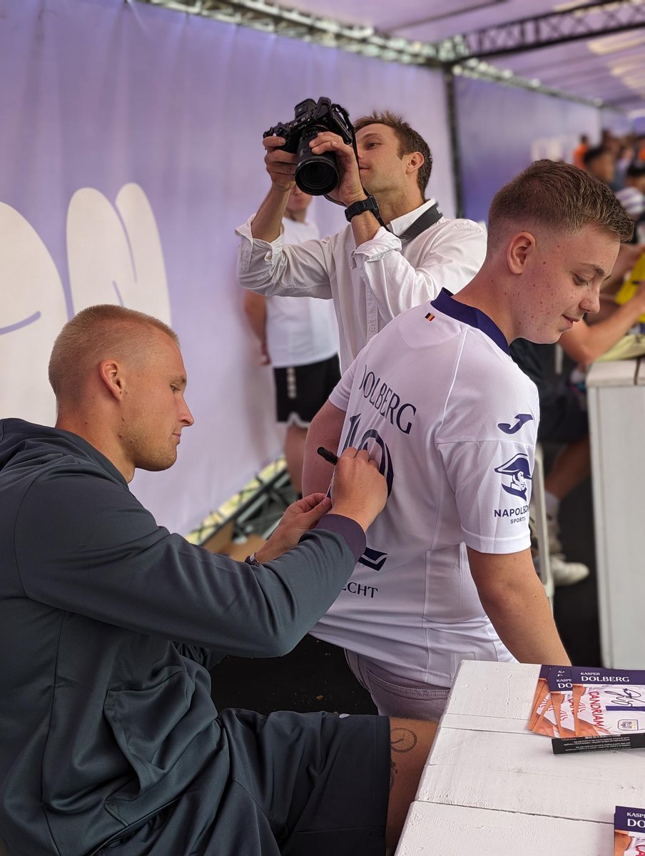 ElTathanLh's tweet photo. Your first signing on a MAUVE shirt ... is on mine !!! COYM 👿 @Dolbergofficial  @rscanderlecht #anderlecht https://t.co/Kfu2l3dsJD