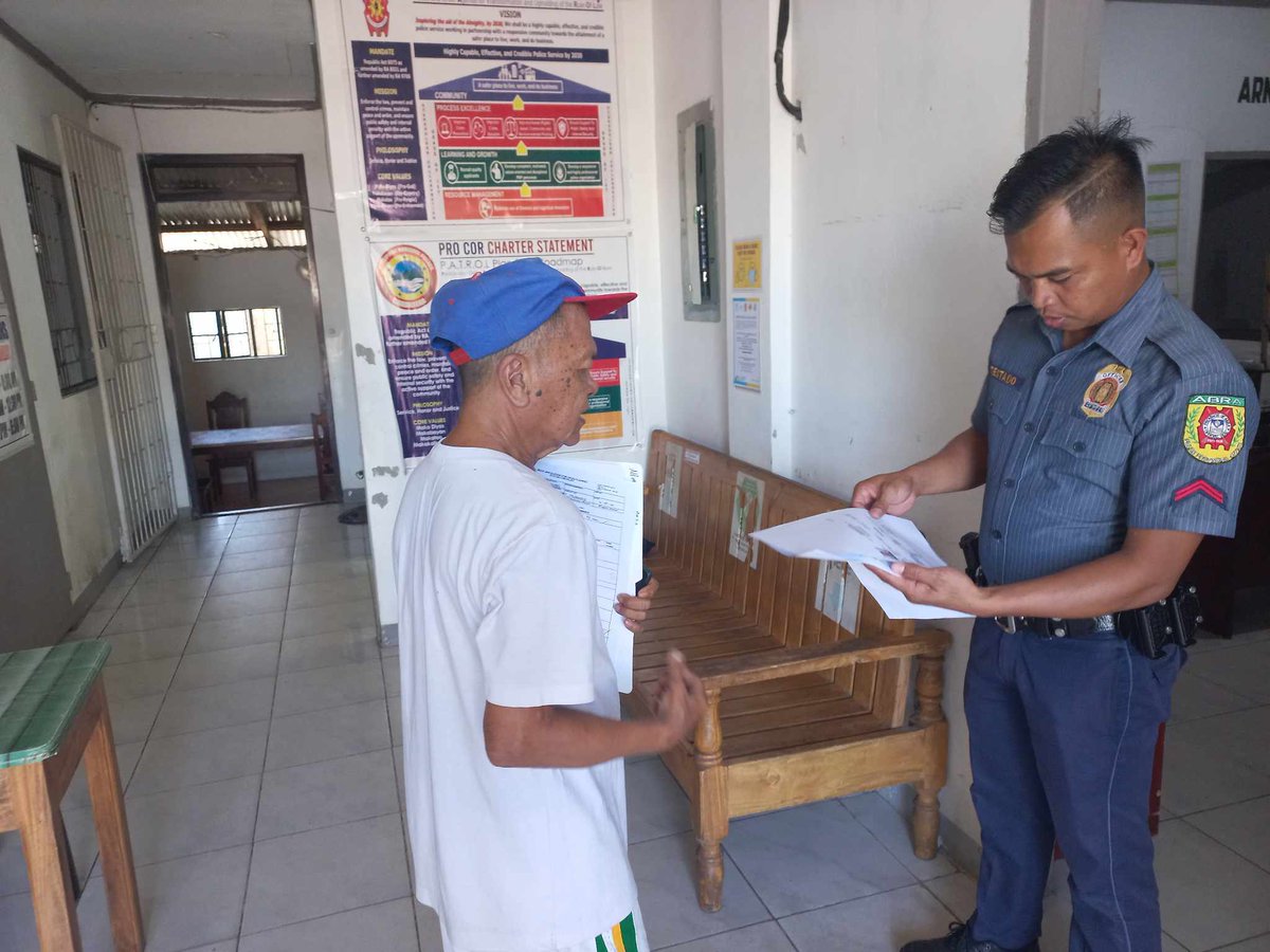 PCpl Dylan B. Testado engaged to the walk-in client in Lagangilang Municipal Police Station in Barangay Laang, Lagangilang, Abra regarding strict adherence to ordinances, crime prevention tips, then reminded safety when visiting offices/establishments against Covid-19 https://t.co/TcTna4PC4D