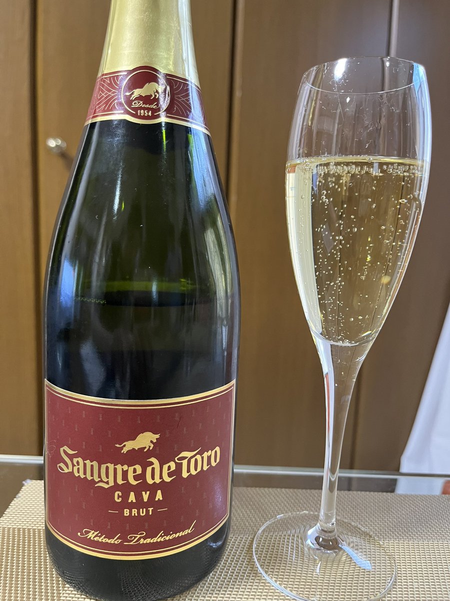 OL40871758's tweet photo. スペイン🇪🇸カヴァ🍾
毎日暑いですね🔥🔥🔥
泡飲んでシュワシュワしましょう🫧
トーレスの泡は初めて飲んだかも！
少しインパクトが弱め…🤔
ワインが進むー🥰って感じより、水分補給的な感じで気付いたら無い🤣です！笑 https://t.co/ATycRiWQbr