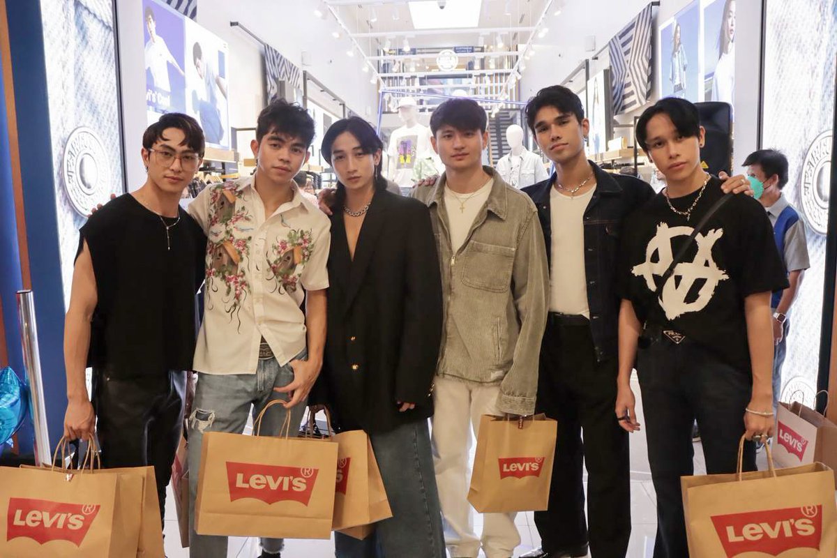 cornerstone_ofc's tweet photo. P-Pop's Vocal Heartstoppers, @143yesmylove, gracing the opening of the newest and largest Levi's store in the Philippines 📸

#143YesMyLove 
#LevisPH
#CornerstoneArtist https://t.co/7mnsGk7r8s