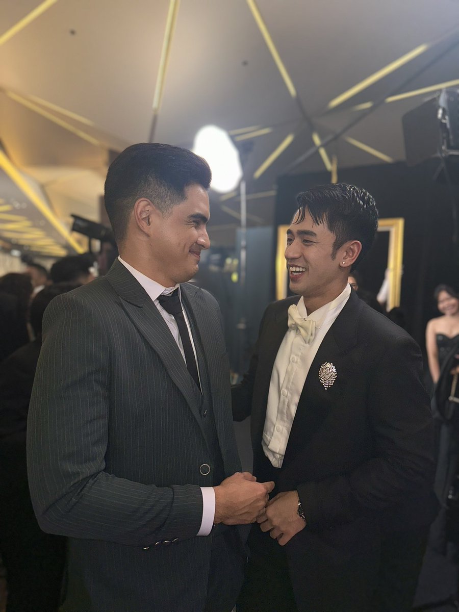 ShowbizBanter's tweet photo. FRIENDSHIP BUILT

Juancho Triviño &amp; #DavidLicauco spent time backstage joking around reminiscing their experiences taping for the immensely successful #MariaClaraAtIbarra.

Both actors breathed life into the now iconic characters of Padre Salvi &amp; Fidel.  

#GMAGala2023 https://t.co/H3cvYHiRxe