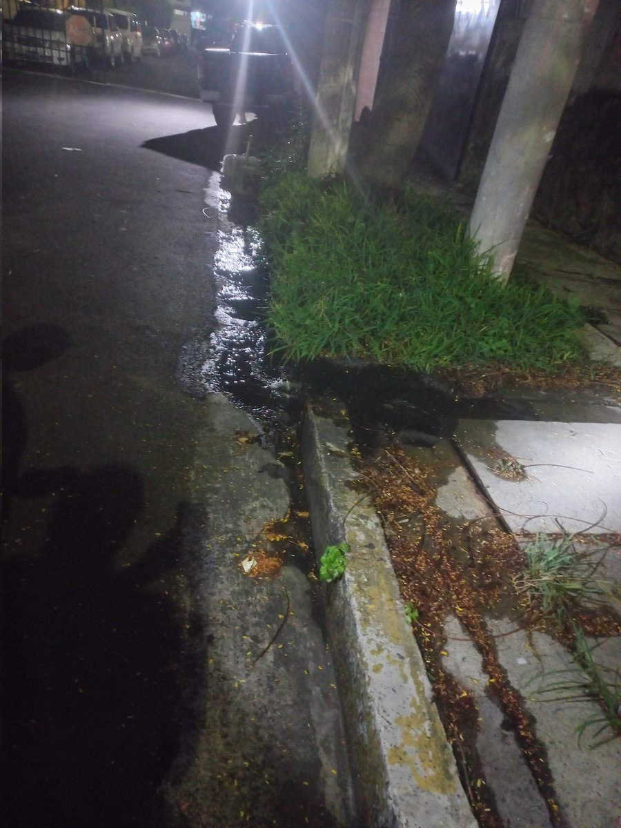 IGGuirola's tweet photo. @claroelsalvador buenas noches.en mejicanos,col. australia entre senda 3 y 4,esta esta salida de agua fétida,cada vez que llueve es mayor la cantidad de agua que sale.necesitamos que vengan a revisar,es en donde están las líneas de telefonía. @AlcaldaMejican1 @MedioAmbienteSV https://t.co/aMt0sbOTnW