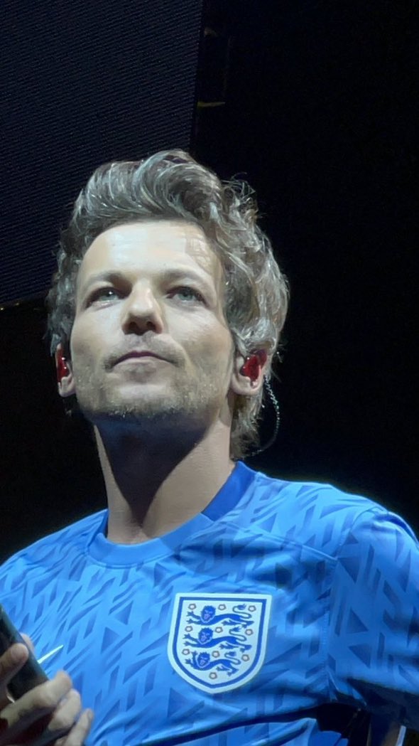 91spics's tweet image. MIDNIGHT MEMORIES LOUIS