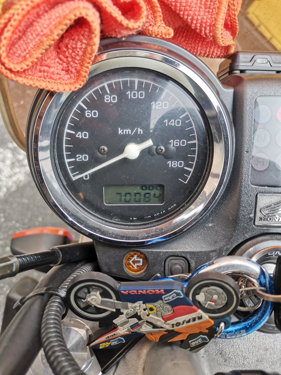 AKA121_Rythme's tweet photo. マイ #CB900HORNET 祝7万歳!(笑)迎え入れたときはこの半分くらいやったな~。
クラッチが重かったので、ケーブル交換し(てもろ)たらだいぶん軽くなってビックリ😲&快適😆
写真2枚目は旧ケーブル、ちょっとほつれているだけでも重さは結構変わるのね。 https://t.co/onLAXNC932
