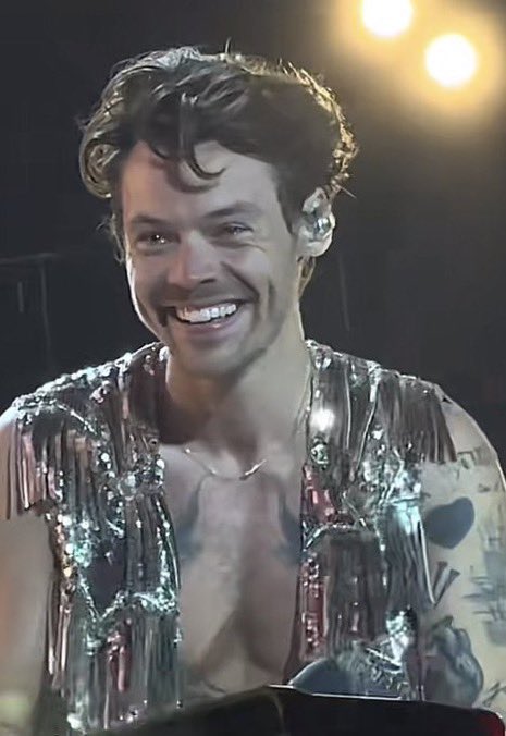 hourlyharrys's tweet photo. The tears in his eyes?🥺💔 https://t.co/VEz4qpcvyu