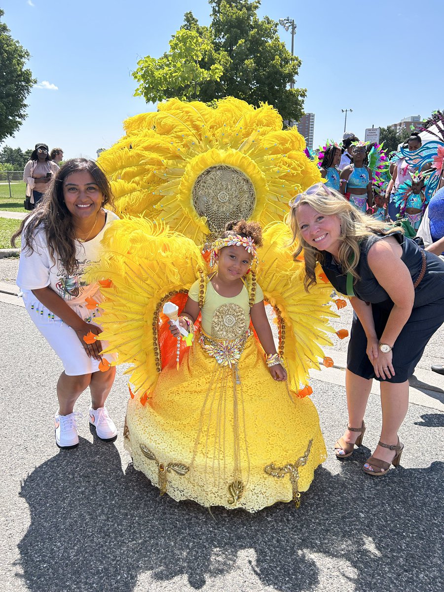Thadsha's tweet photo. What a beautiful parade today in Scarborough with @maritstiles and @DolyBegum! 😍
Thank you so much @ToFestivalOfJoy and all the volunteers for making the Junior Carnival Parade possible. It was wonderful meeting community members and seeing kiddies in their gorgeous costumes. https://t.co/VpiC4aTXRu
