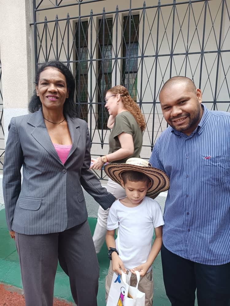 Hijo de mi corazón, así como dice la parábola de la Biblia sobre el profeta Daniel , igual verás un dia como logras tu gran Sueño , se concreten tus proyectos y alcanzar tus metas aneheladas .Ahora disfruta con alegría .Te amo por Siempre hijo "Feliz Cumpleaños "