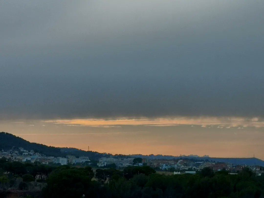 meteoecovisual's tweet photo. #atardecer del sábado con #cirros #espisatus y #altoestratos #virga
#santboidellobregat
#BaixLlobregat
#meteofoto
#fotometeo #atardeceres #anochecer #crepúsculo #puestadesol #cielos #cielo
#nubes
#observadormeteorologico https://t.co/01gTGO1lbb