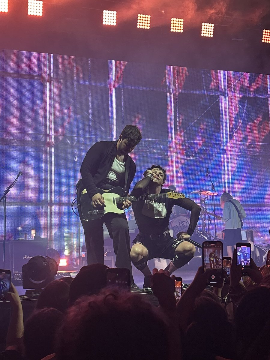 kyliercooper's tweet photo. @yungblud blew me a kiss last night. am i supposed to move on????? 

SUCH AN AMAZING SHOW 🖤 

#stlouis #yungblud #yungbludworldtour https://t.co/OCmvW74yfv
