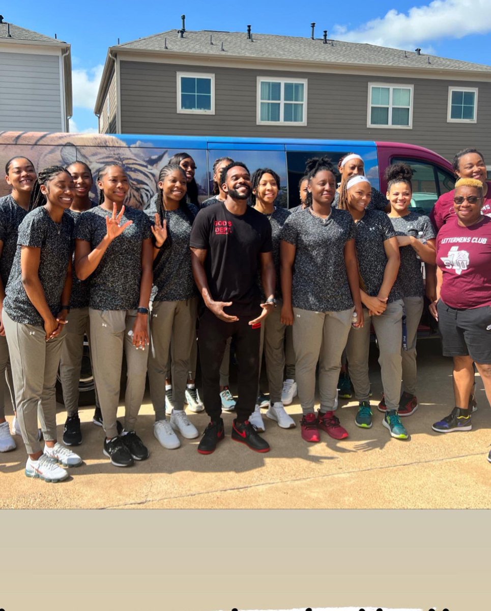 What an amazing time we had supplying over 400 backpacks and filling them up with supplies at The Fellowship Of Love Church.We like to say thanks to @TSUWomensHoops for their partnership and love & also TSU Letterman’s Club! #communityservice #tsuladytigers🐅