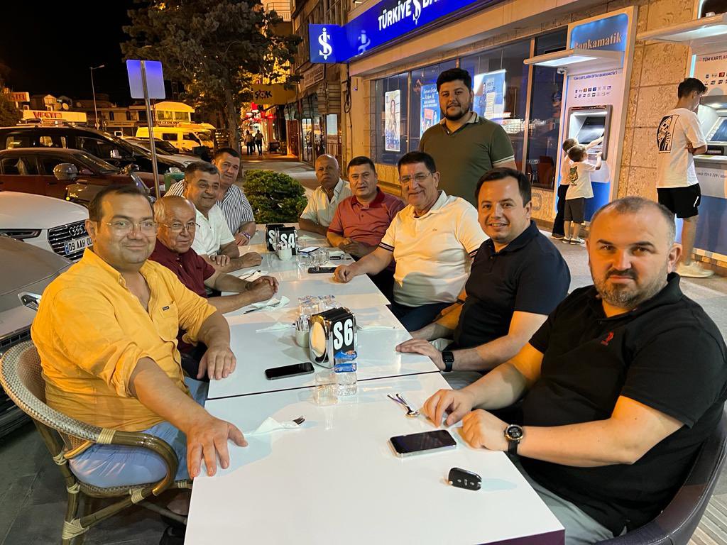 adlihandere's tweet photo. Değerli Oda Başkanlarıma, kardeşlerime ve dostlarıma bu güzel Korkuteli akşamında yapmış oldukları hoş doğum günü süprizi için çok teşekkür ediyorum. İyi dilekleriniz ve dualarınız için sağ olun var olun. 🙏 @kemalsancaktar @mehmetalialkan7 @sahinaba07 @ismetsenekci https://t.co/ooYv3q9blc