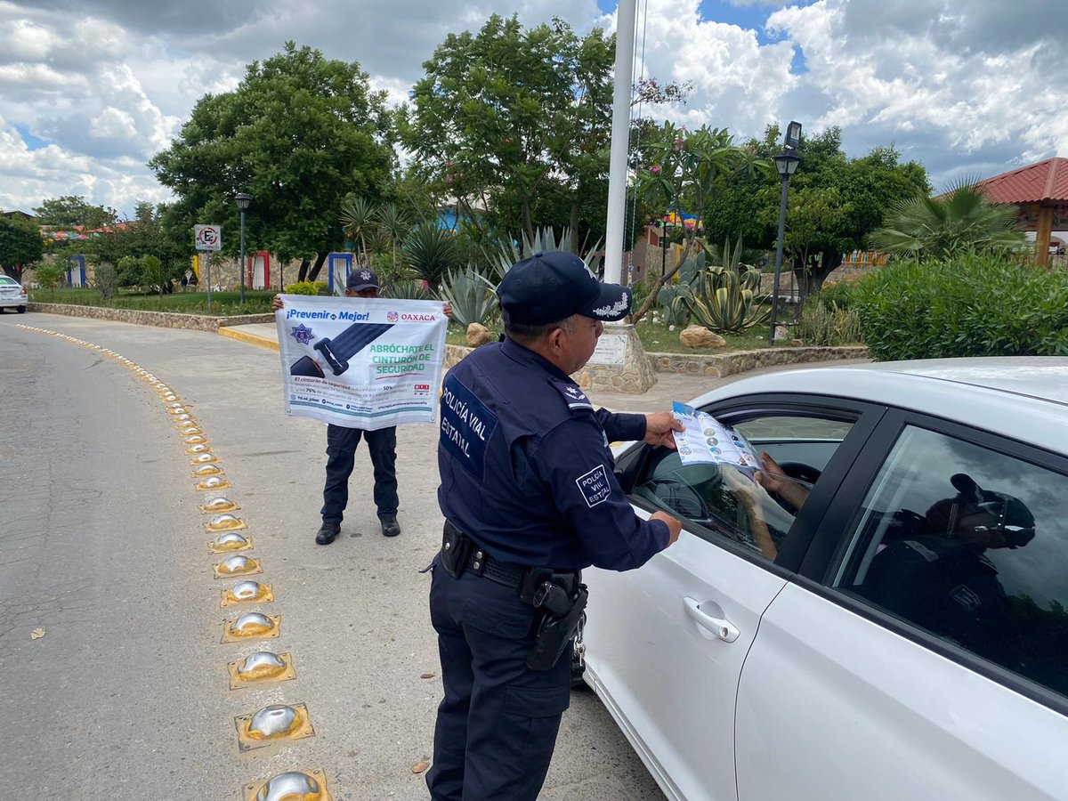 PolVial_GobOax's tweet photo. Implementamos dispositivo de concientización y  entrega de trípticos con diversas recomendaciones para una seguridad vial efectiva en el bulevar de #Cuilápam de Guerrero. #Oaxaca #Guelaguetza2023

@GobOax @salomonj @SSPC_GobOax @IvanGarcia_A @ToryLopezS https://t.co/wsnNTSg0Ba