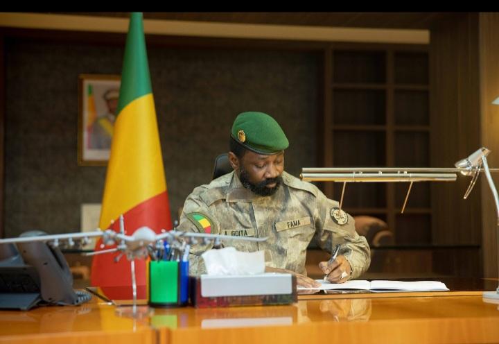 Le Président de la Transition, Son Excellence le Colonel «<a href="/GoitaAssimi/">Général d'Armée Assimi GOITA</a>, a promulgué ce samedi 22 juillet 2023, la nouvelle constitution de la République du Mali. Cette promulgation marque ainsi, l’avènement de la quatrième République.
Vive le MALI KURA  🇲🇱
