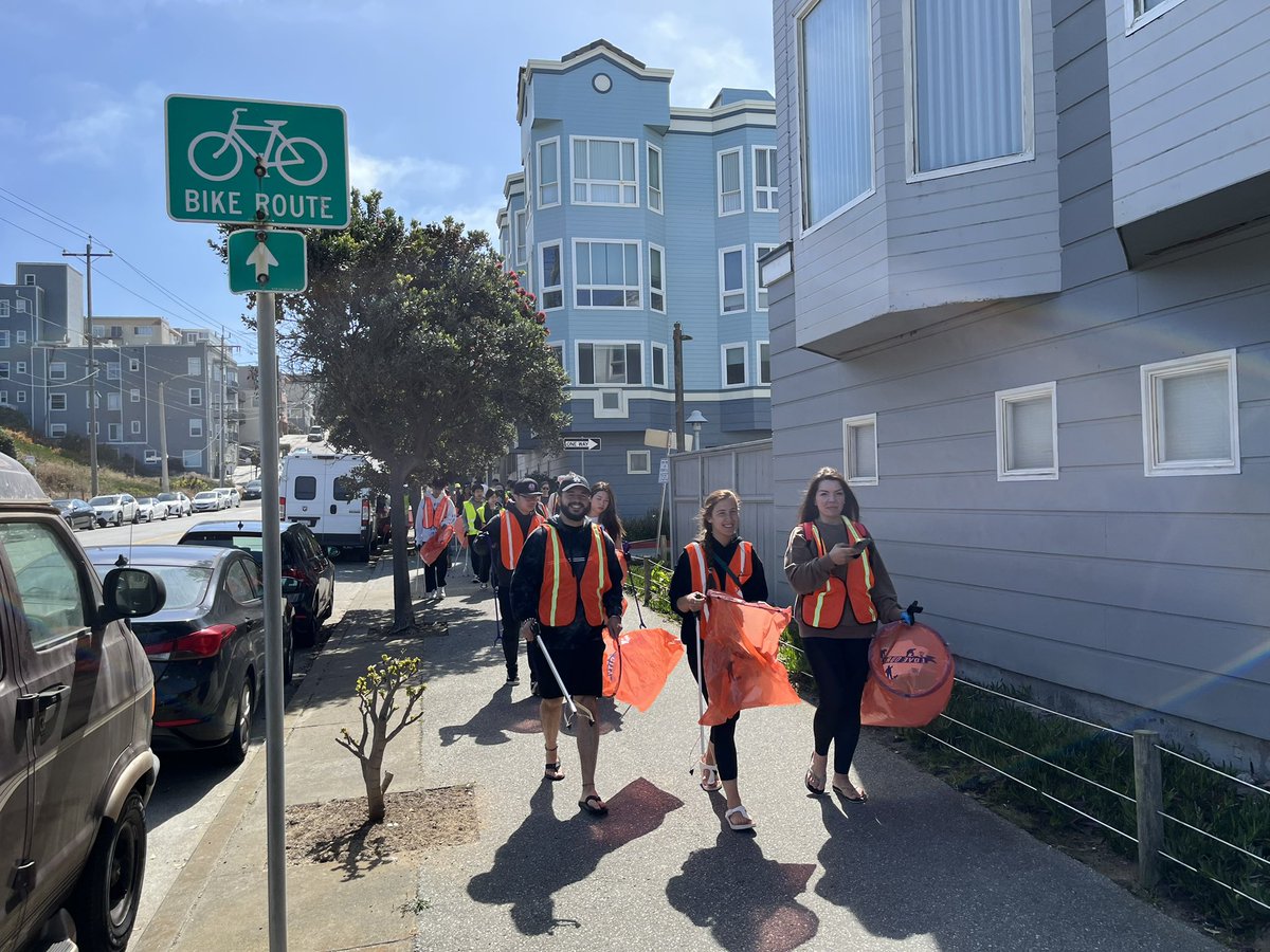 uniteddemclubsf's tweet photo. We held another installment of our weekly series #KeepOceanBeachClean in partnership with @oceanbeachcafe @RefuseRefuseSF and @WeAreTogetherSF, we had 32 volunteers and 37 bags of trash! 

It was a great day to help keep our lovely Ocean Beach litter free https://t.co/B0hUiXs4mM