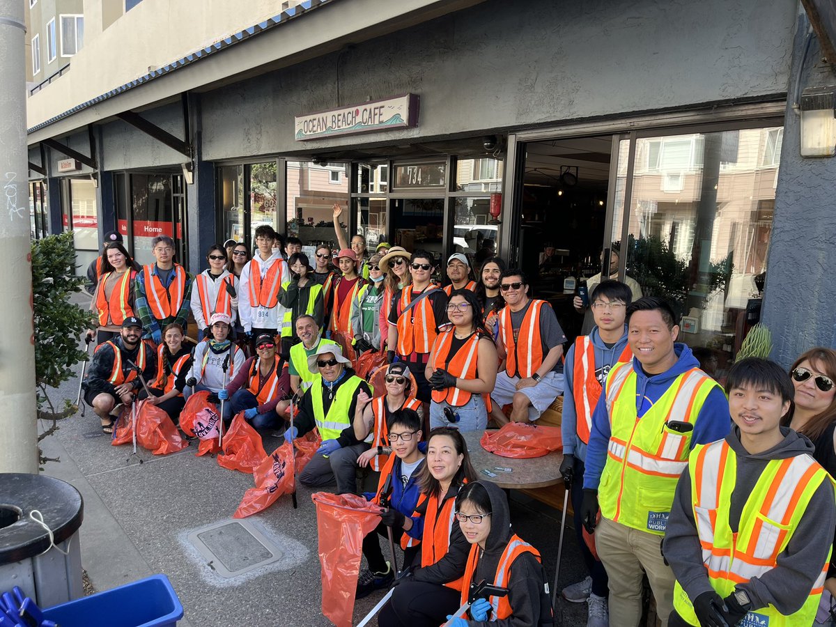 uniteddemclubsf's tweet photo. We held another installment of our weekly series #KeepOceanBeachClean in partnership with @oceanbeachcafe @RefuseRefuseSF and @WeAreTogetherSF, we had 32 volunteers and 37 bags of trash! 

It was a great day to help keep our lovely Ocean Beach litter free https://t.co/B0hUiXs4mM