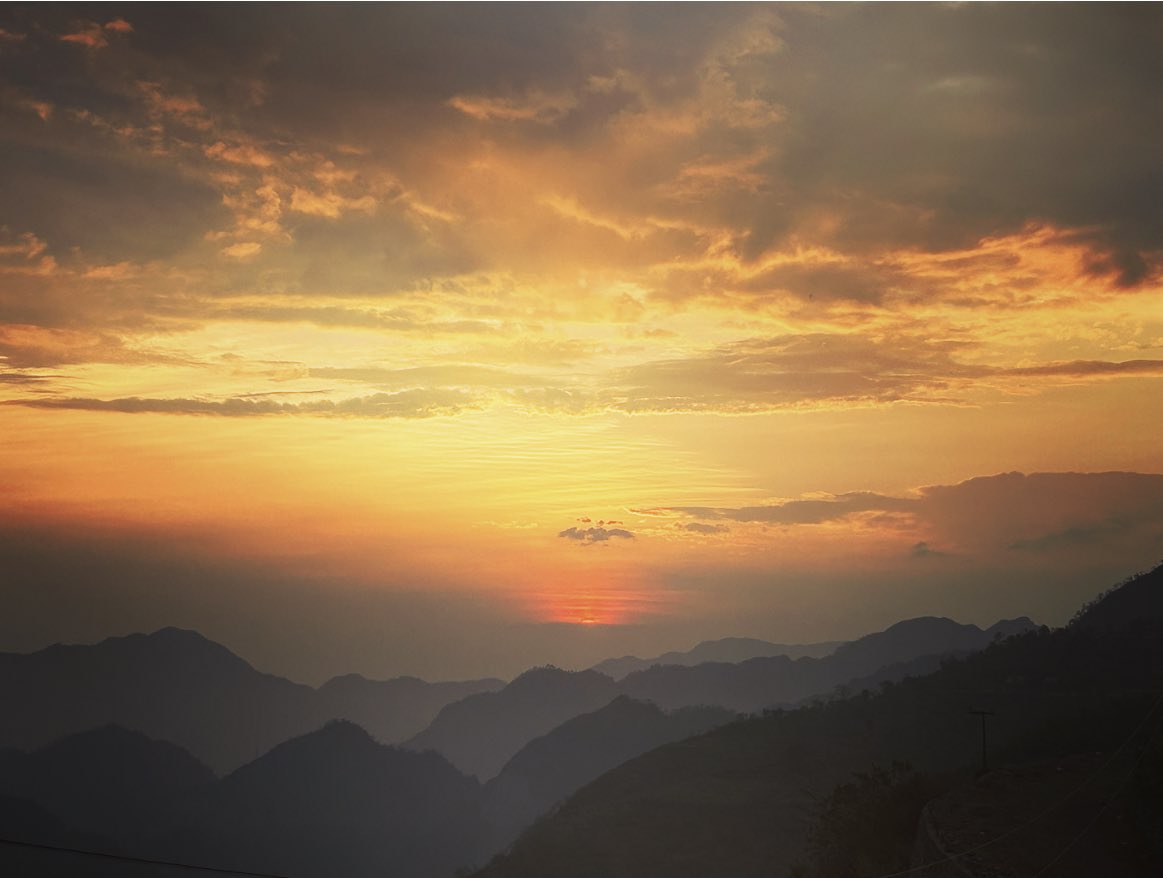 g_gupta2's tweet photo. Beautiful sunset in the Greater Himalaya, captured during our fieldwork for #thebeaconproject in India. https://t.co/qhIgNgDfad