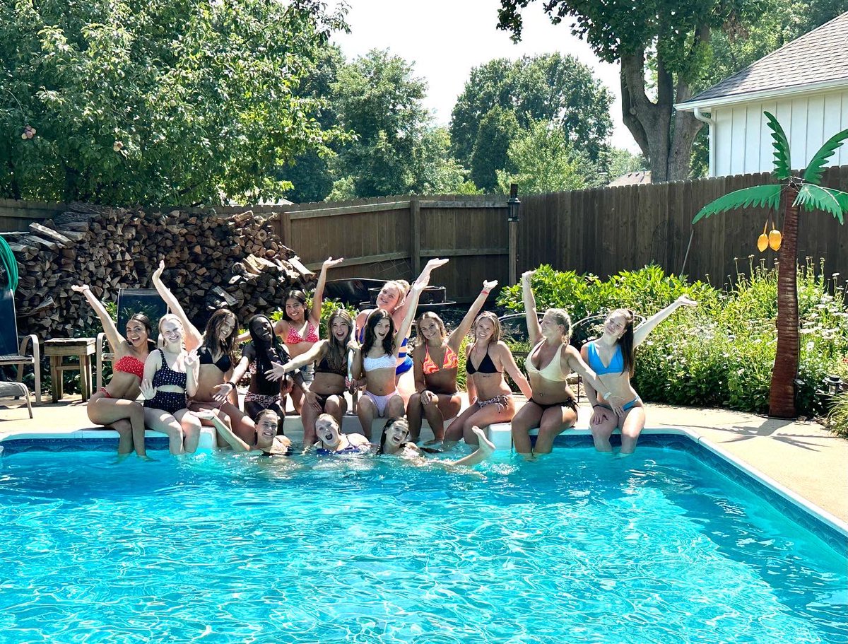 JCCCGoldenGirls's tweet photo. Weekend practice is a wrap! So much accomplished and finished it out with pizza and a pool party! #boxofcrayons #wildanimals #gigisgotthatfire 😉 https://t.co/78VkL9HPvl