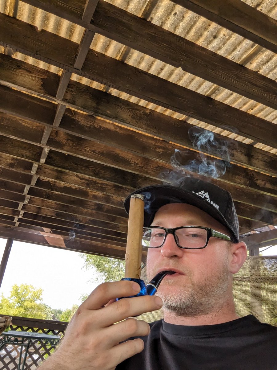 Doneux's tweet photo. I can't believe this actually works no more burning fingers or lips 😂😂😂 https://t.co/TpOHegUoSg