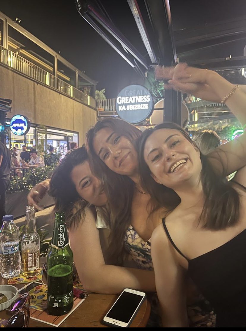 AysiCetn's tweet photo. İyiki Doğduk Be❤️ @seemaaay @illeeyyy https://t.co/smql9vtPAM