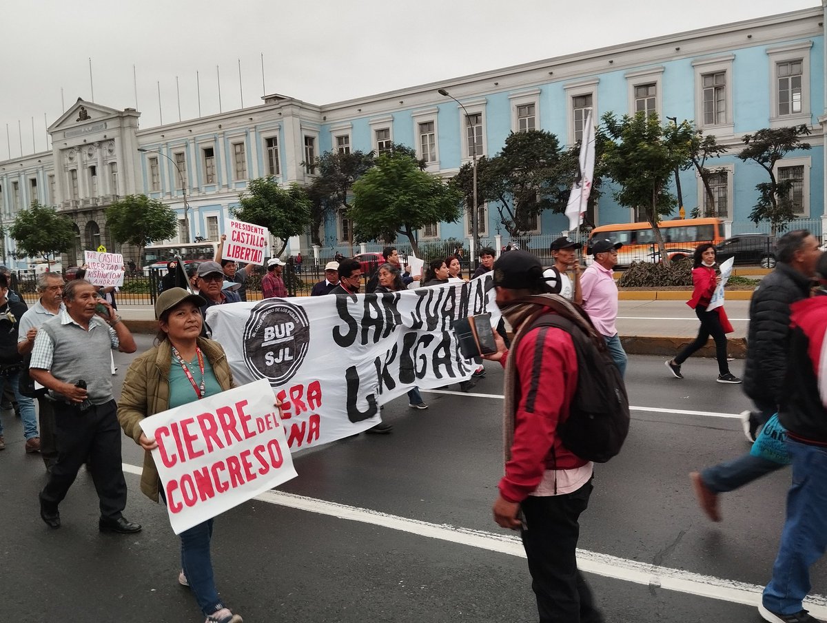 MARCOSPINOZASAL's tweet image. #latomadelimalachispa Inicia la marcha #22J ahora por las calles de la Av. Alfonso Ugarte