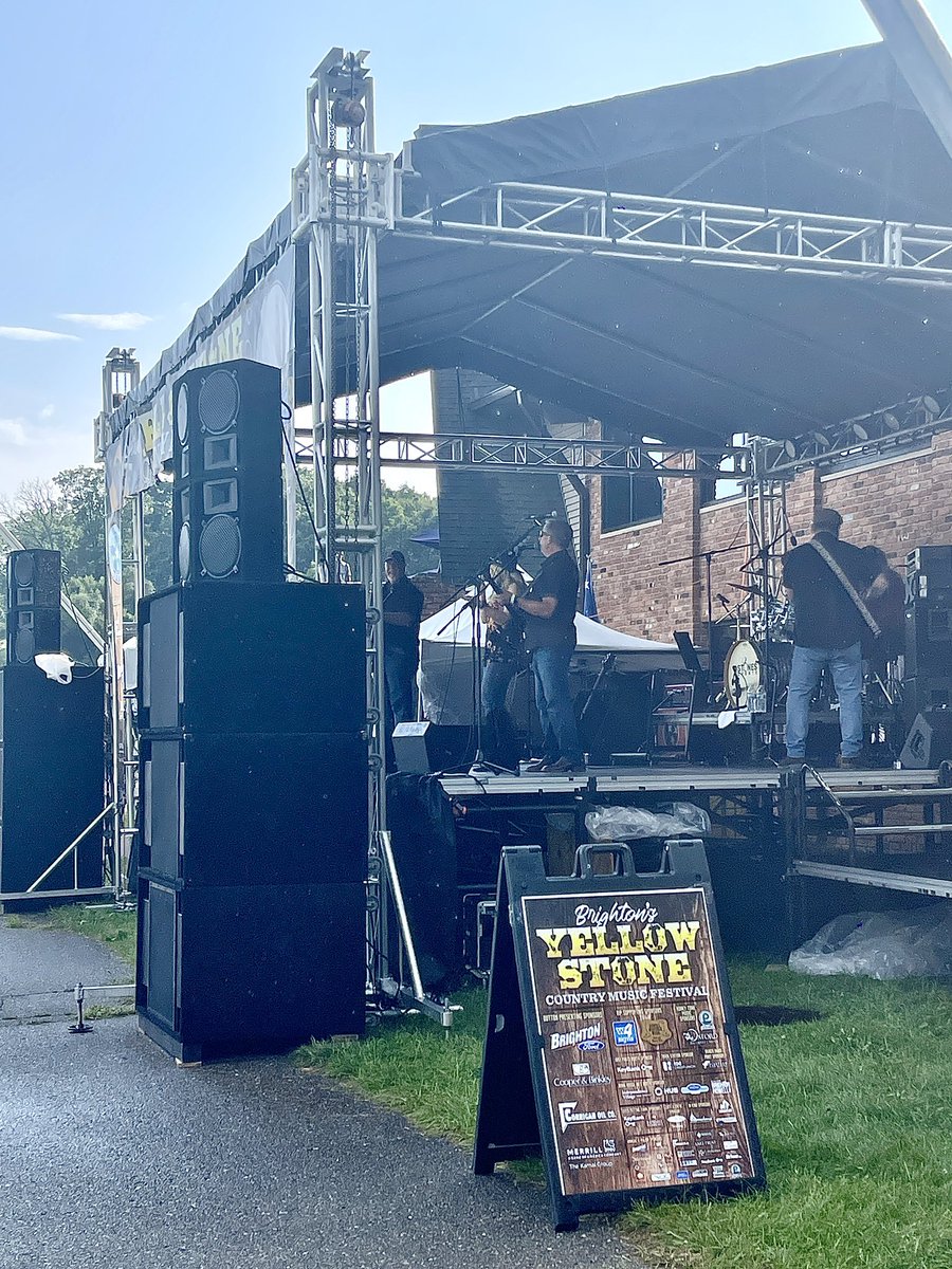 Brighton’s Yellowstone Country Music Festival is in full swing! Still plenty of time to come out and enjoy the fun…food trucks, drinks, and activities for all! Stop by the W4 Country tent to say hi and register to win tickets to Sam Hunt and Darius Rucker! https://t.co/SpIFLmmkv0