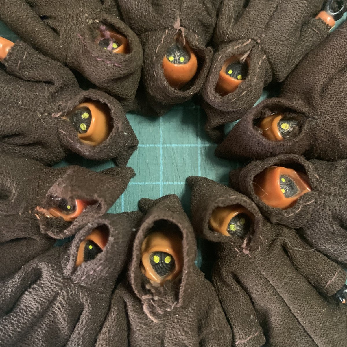 HeroesToys's tweet photo. 1977 Kenner Star Wars Jawa (lot of 10x) #jawa #Kenner
$265🇺🇸US \ $350🇨🇦Canadian
• All figures are in C6-75+ condition
• 10x Jawas, 18x thumbs
• Minor paint/play wear
• Price does not include shipping. https://t.co/IDuOxjsq3M