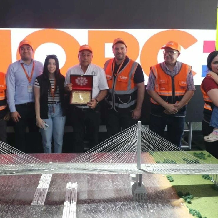 mopcparaguay's tweet photo. El Ing. Guido Benítez, de la UEP-BID entregó un reconocimiento al ministro de Obras Públicas, el Ing. Rodolfo Segovia; por el apoyo a los proyectos que se ejecutan en la citada unidad, como la Ruta PY09, la ruta de la Leche y el Corredor Agroindustrial de San Pedro. https://t.co/yKJQY63xKb