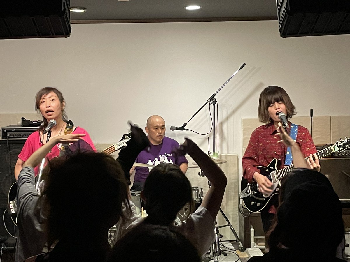 yuzi1104's tweet photo. 最高の3バンドと一緒にできて…お客様も最高で…盛り上がったな〜
ライブの後に幸せな気分になった。
#カリニャンクール
#chikadowoyuku
#Rozzo https://t.co/llRBQ6TDFZ
