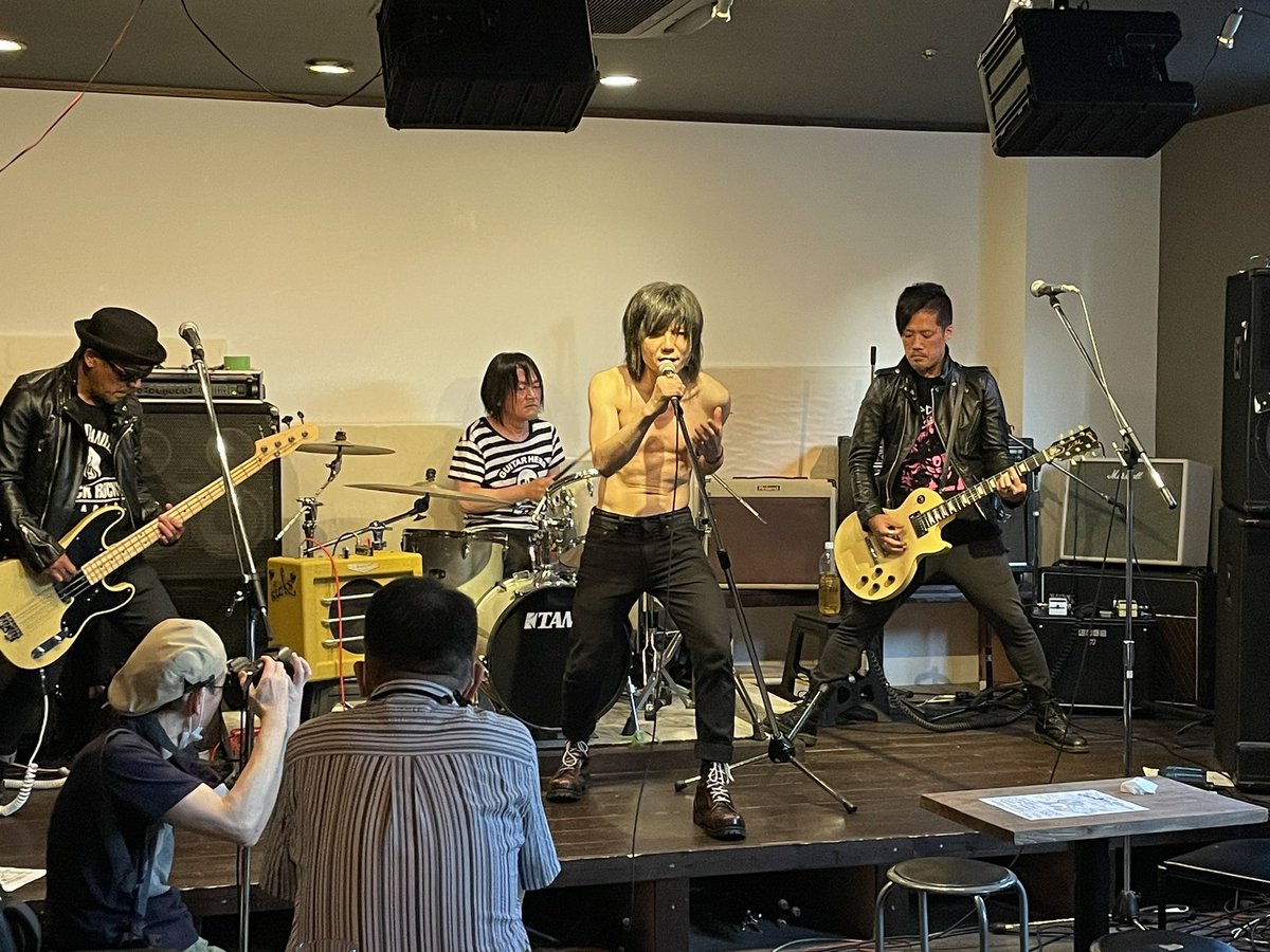 yuzi1104's tweet photo. 最高の3バンドと一緒にできて…お客様も最高で…盛り上がったな〜
ライブの後に幸せな気分になった。
#カリニャンクール
#chikadowoyuku
#Rozzo https://t.co/llRBQ6TDFZ