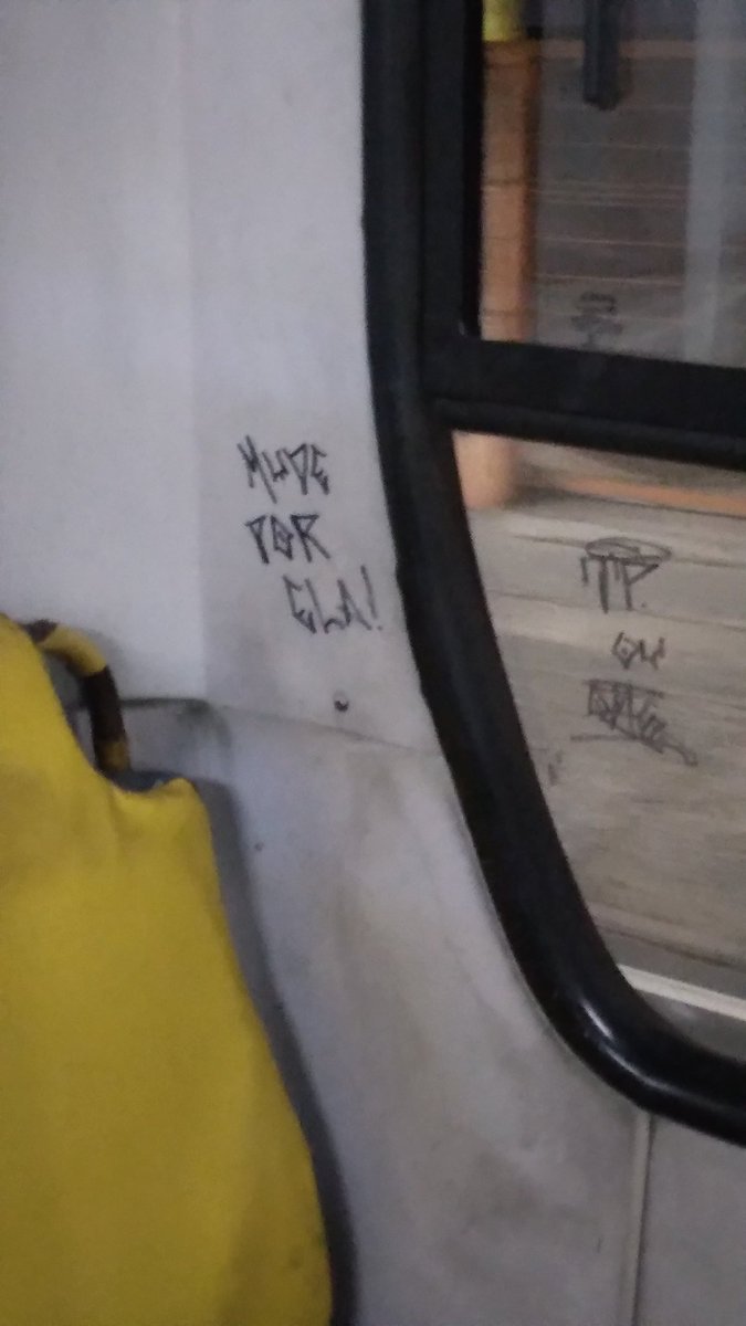 Hugaunda's tweet image. Pixacão é a arte mais viva e pulsante que existe! Quem pixa sabe que provavelmente em pouco tempo alguém vai pintar por cima, mesmo assim o faz!

"Mude por ela!"