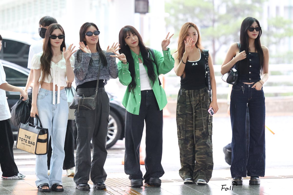 fallin_ej's tweet photo. 230723 ICN 출국 
#에이핑크 #Apink 조심히 잘다녀와요🩵🩵 https://t.co/6k8YoQTASv