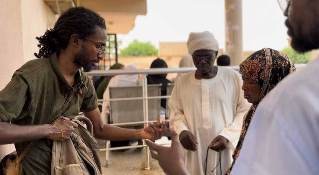 dalia_eltahir's tweet photo. يُعتقل مؤمن الذى سخر نفسه لخدمة المرضى يواصل الليل بالنهار ويُغض الطرف عن احمد هارون المطلوب للجنائية الدولية وهو يجتمع نهارا جهارا فى كسلا تحت بصر الاجهزة الامنية فعن أي عدالة نتحدث .!!؟
#الحرية_لمؤمن_ودزينب https://t.co/XB1MahxYdU