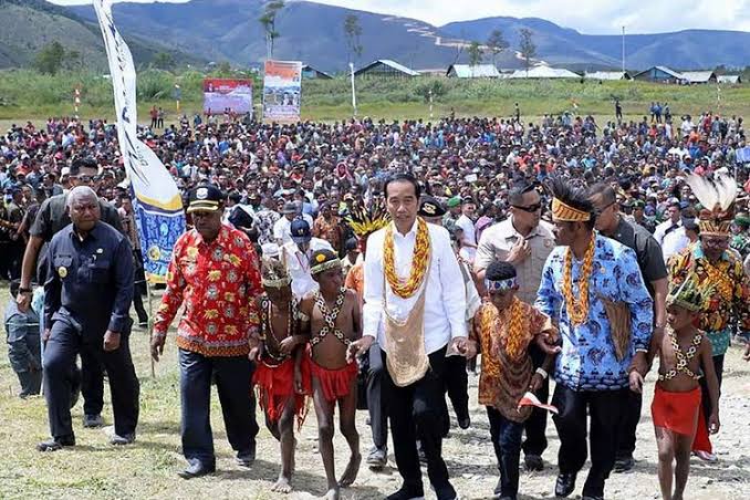 Papua di jajah komunis BERKEDOK DOB, mengedepankan kapitalisasi Membunuh Rakyat Papua  sipil Yg tak bersalah, stlh membunuh merk anggap OPM, Rakyat Papua pribumi tidak punya lapangan kerja.. pekerja malah orang luar sipit Kabeh...jadi pjbat tidak bisa selain dr kader PDIP