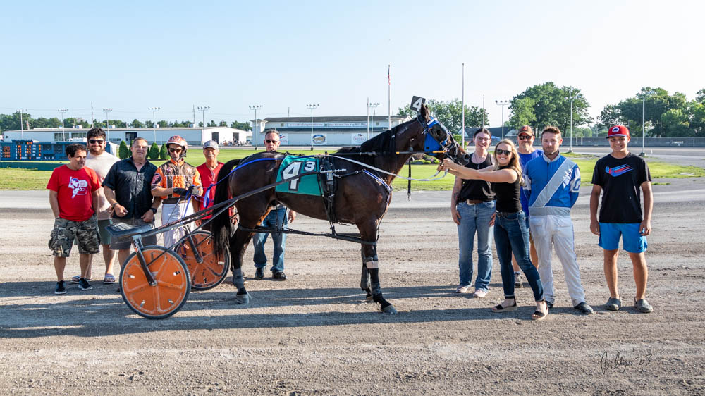 burke_foto's tweet photo. Ray Fisher Jr doubles up on the wins in the third where he has LONG TRAIN RUNNIN back in the winner's circle for trainer James Clouser Jr and owners Paige Usiak and William E Emmons.
#harnessracing @BuffaloRaceway https://t.co/bpe0U32dd0