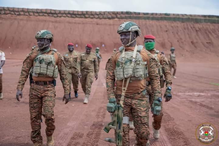 JusteMien's tweet image. #Burkina : le @CapitaineIb226 a déclaré, lors de sa visite aux forces combattantes, ce 22 juillet : "Toutes les taxes instaurées servent à la commande de matériel (...), à conduire la #guerre. Il est du devoir du gouvernement, de mieux l'expliquer aux #populations", #Iwili.