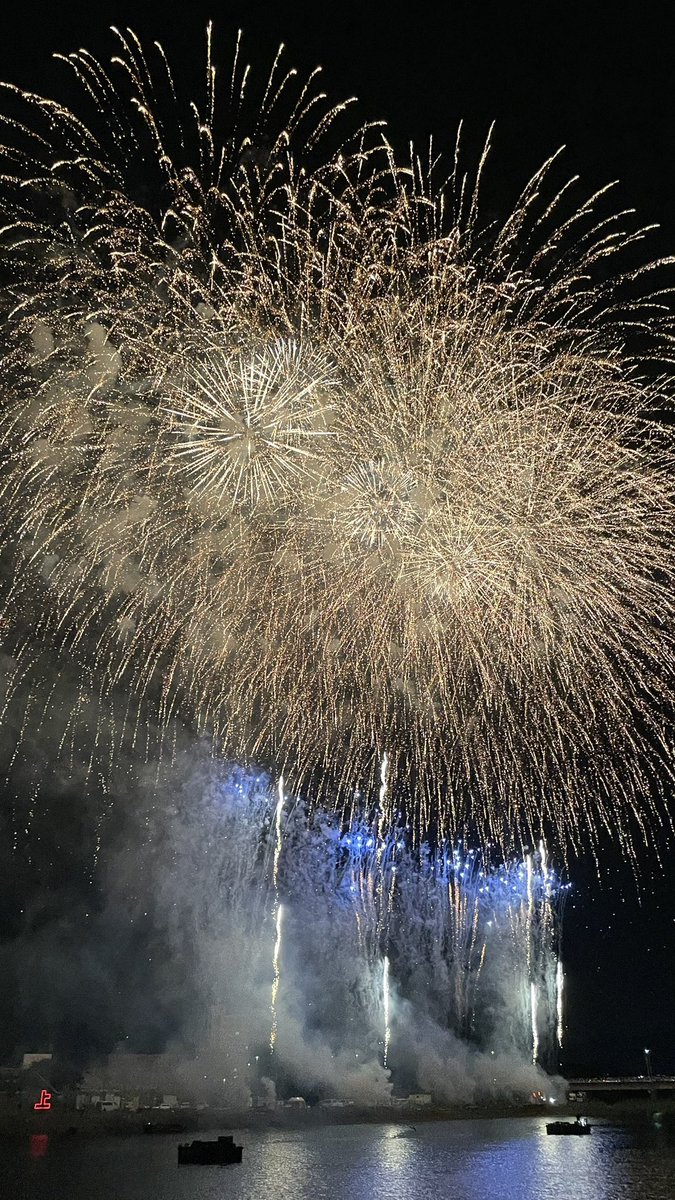 Mini1682579's tweet photo. 久しぶりの花火大会めっちゃ綺麗だった🎆 https://t.co/1o4DPJfMxt