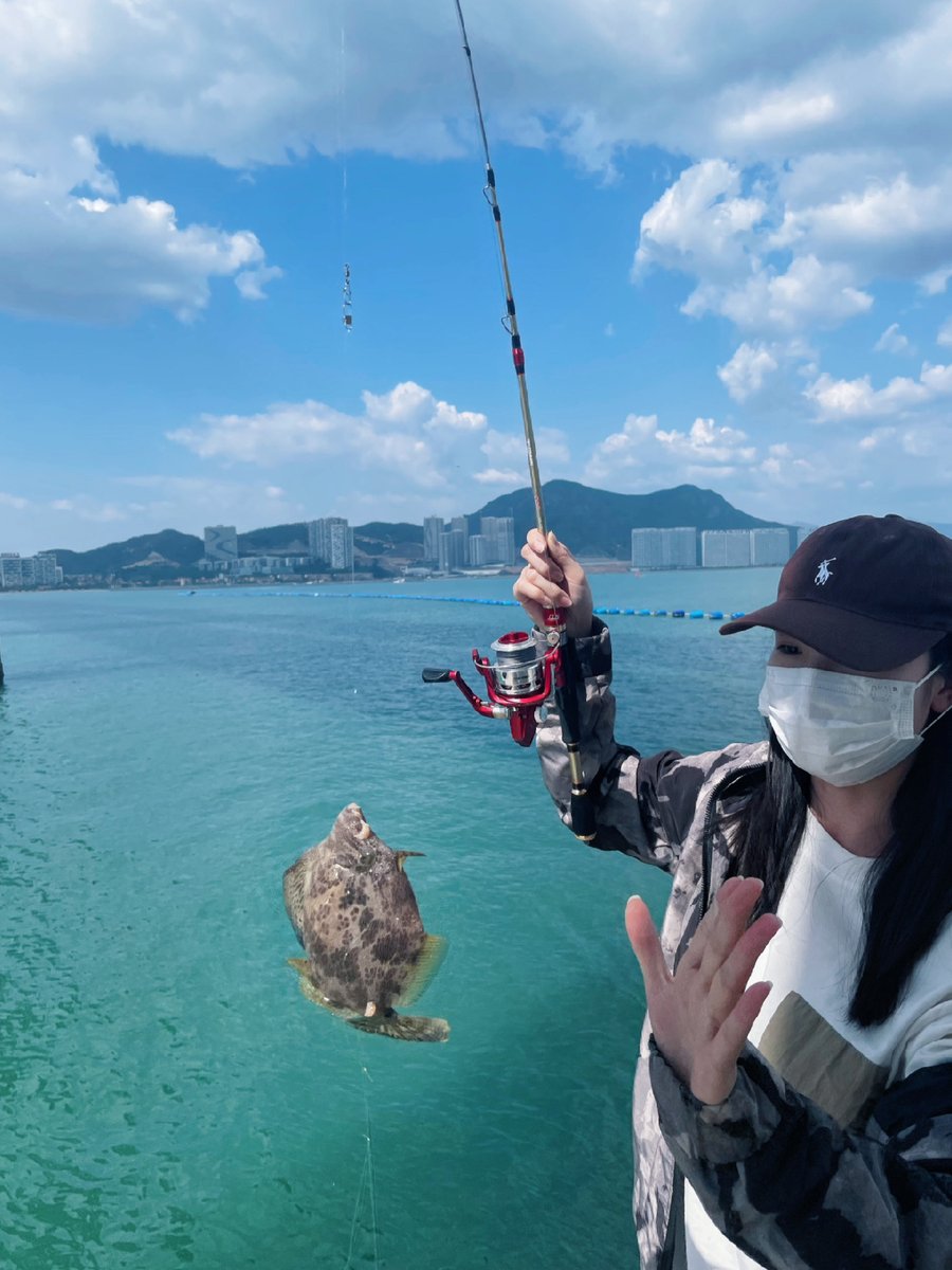Fishing is the top sport, and I think there's food to go with the wine again at lunchtime#钓鱼#美食