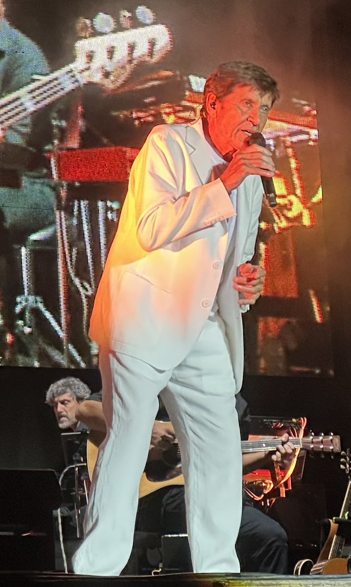 loro_paolo's tweet photo. Bellissimo concerto di #GoGianniGo
@morandi_g 
#PiazzolasulBrenta @zedlive 
🙌🏻🤩
#Evviva #Lallegria 
Canzone mancante? #laola 😉 https://t.co/KoiEAauEel