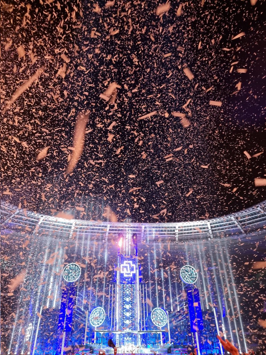 Misyjju's tweet photo. Super ♥️♥️ #rammstein #metal #stadedefrance https://t.co/H8jtWYFdLg