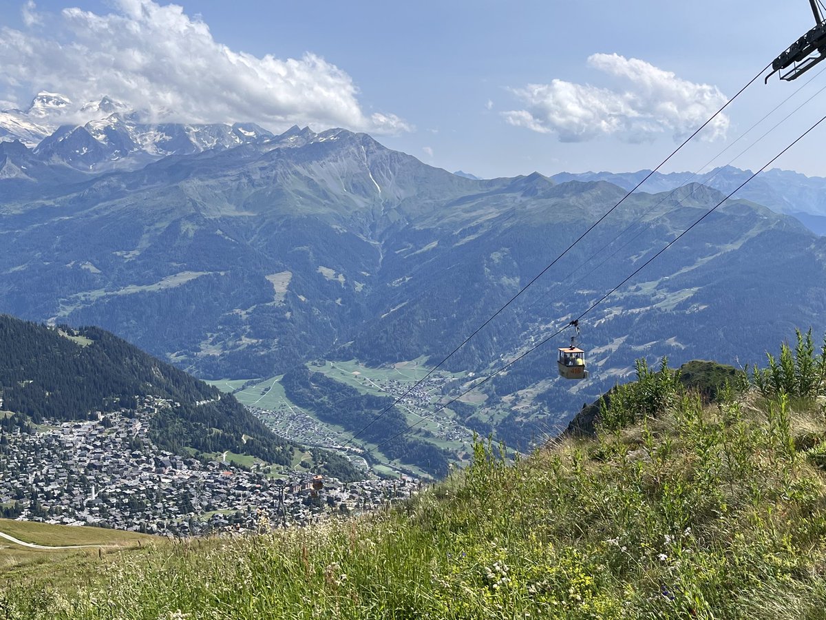 スイス山奥🇨🇭音楽祭
どっぷり音楽漬け✨最終日

ロープウェイで登ったらこんな
プレートが！ずっと見ていたら
「もっと近くでスイスのスーパー
スターの写真撮りなさい」と係員
さんロープウェイ止めちゃって😅

ご出身このお近くで本当に愛され
てますね☺️

#verbierFestival 
#stephanelambiel
