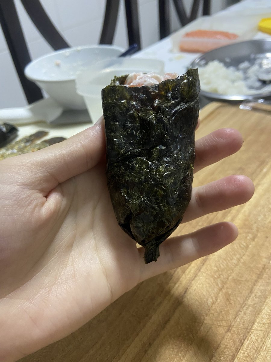 leticiabrus's tweet photo. maldito tiktok que me convenceu que fazer temaki em casa seria fácil https://t.co/u5UmkAFdwz