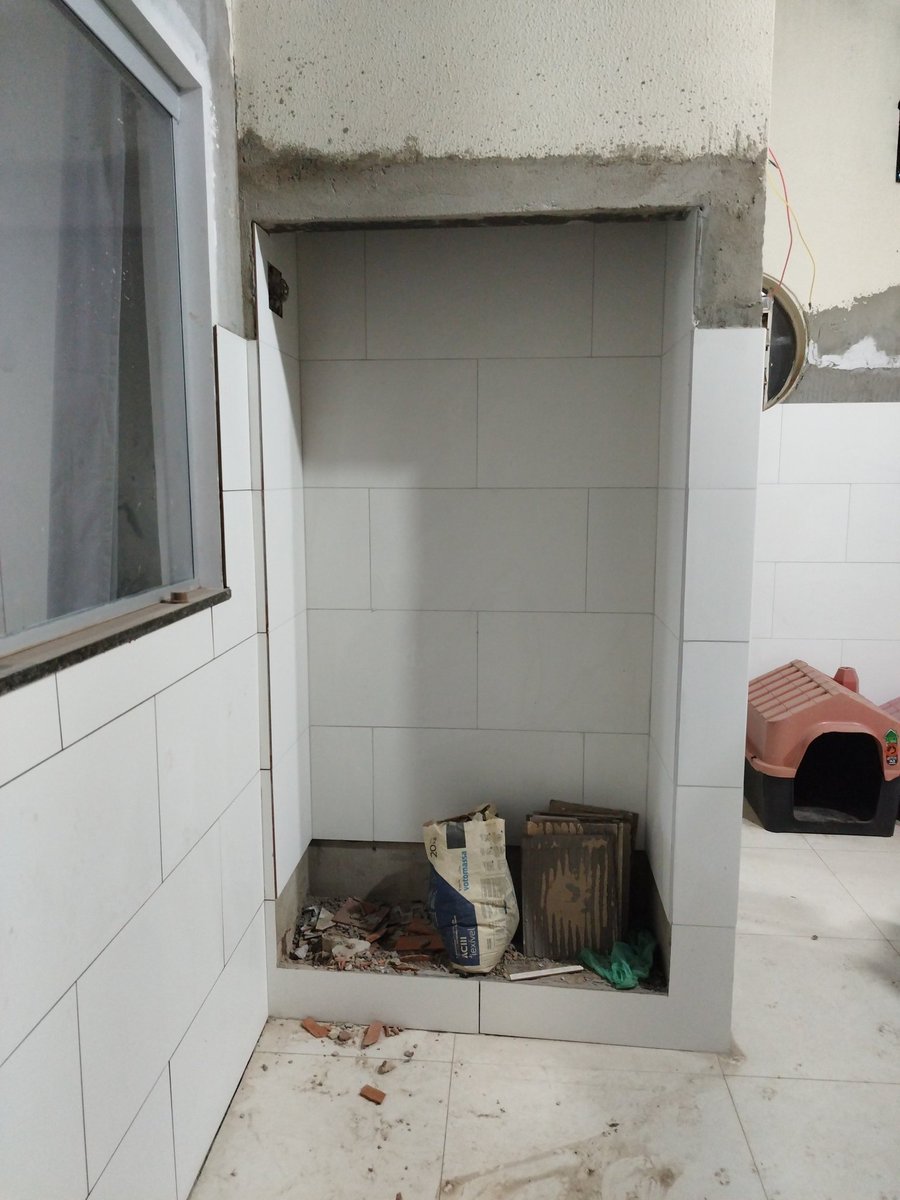 rospsycol0's tweet photo. @FabioPorchat Na última reforma aqui em casa descobrimos uma coisa bizarra... Quando compramos a casa, tinha esse espaço. Dentro tinha uma tomada e o registro da água. Pasme: ao reformar a casa, descobrimos havia uma espécie de pia para lavar vasilhas (com torneira) no espaço. https://t.co/bAzMBh4CWT