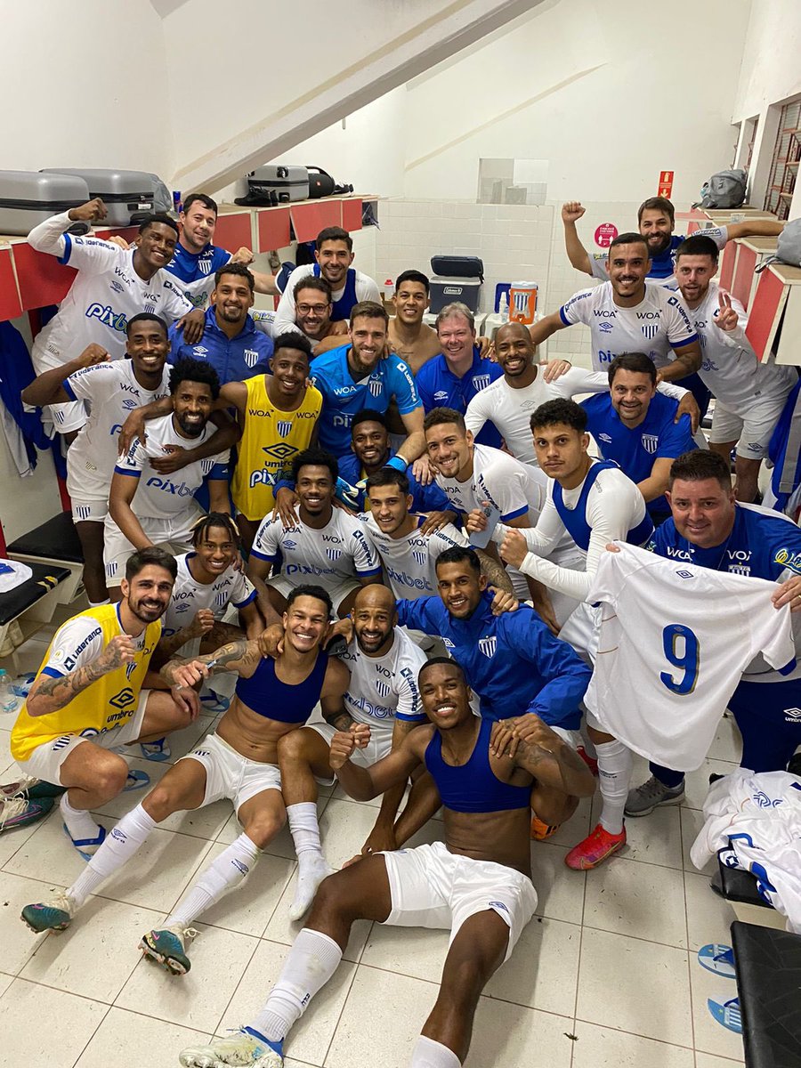 🦁😁 BOTA UM SORRISO NO ROSTO E OLHA PRA FOOOOOOTO! 

#UmPorTodosTodosPorUm
📷: André Palma Ribeiro/<a href="/AvaiFC/">Avaí Futebol Clube</a>