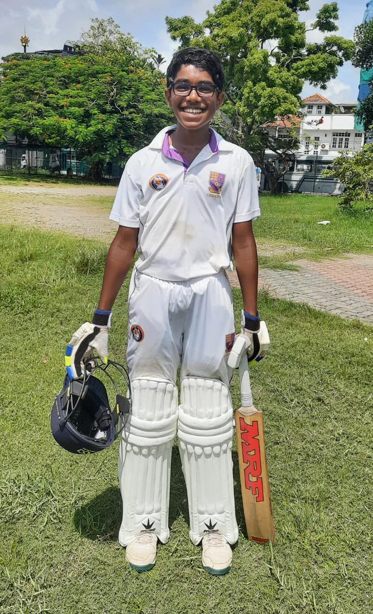 #LionsRoar# Amazing Avera De Abrew  destructive  101 runs not out  destroyed Hindu college Colombo in U15 National school tournament. #BSC LIONS# <a href="/BSColomboLK/">British Sch Colombo</a>